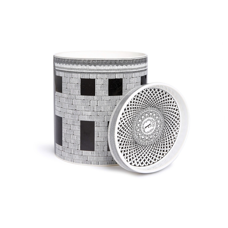 Fornasetti NEL MENTRE Vela perfumada grande. Architettura