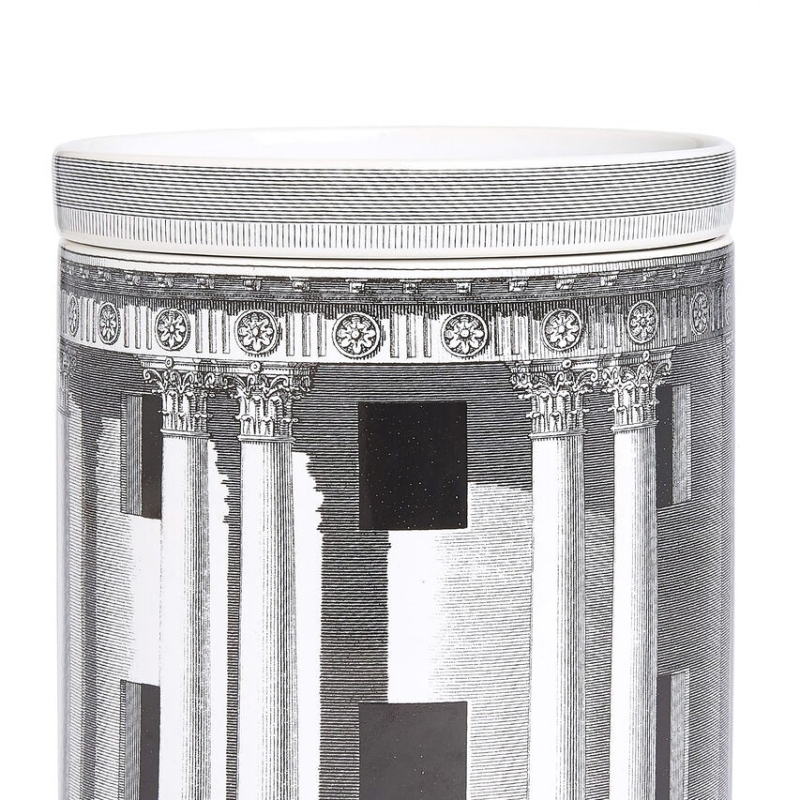 Fornasetti NEL MENTRE Vela perfumada grande. Architettura